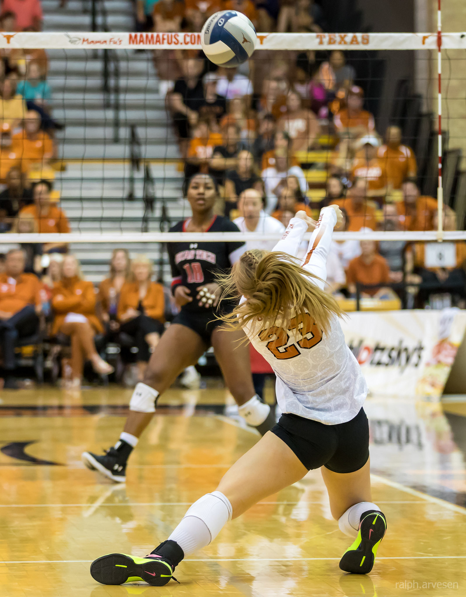 Texas Longhorns Libero digging against Texas Tech ralph