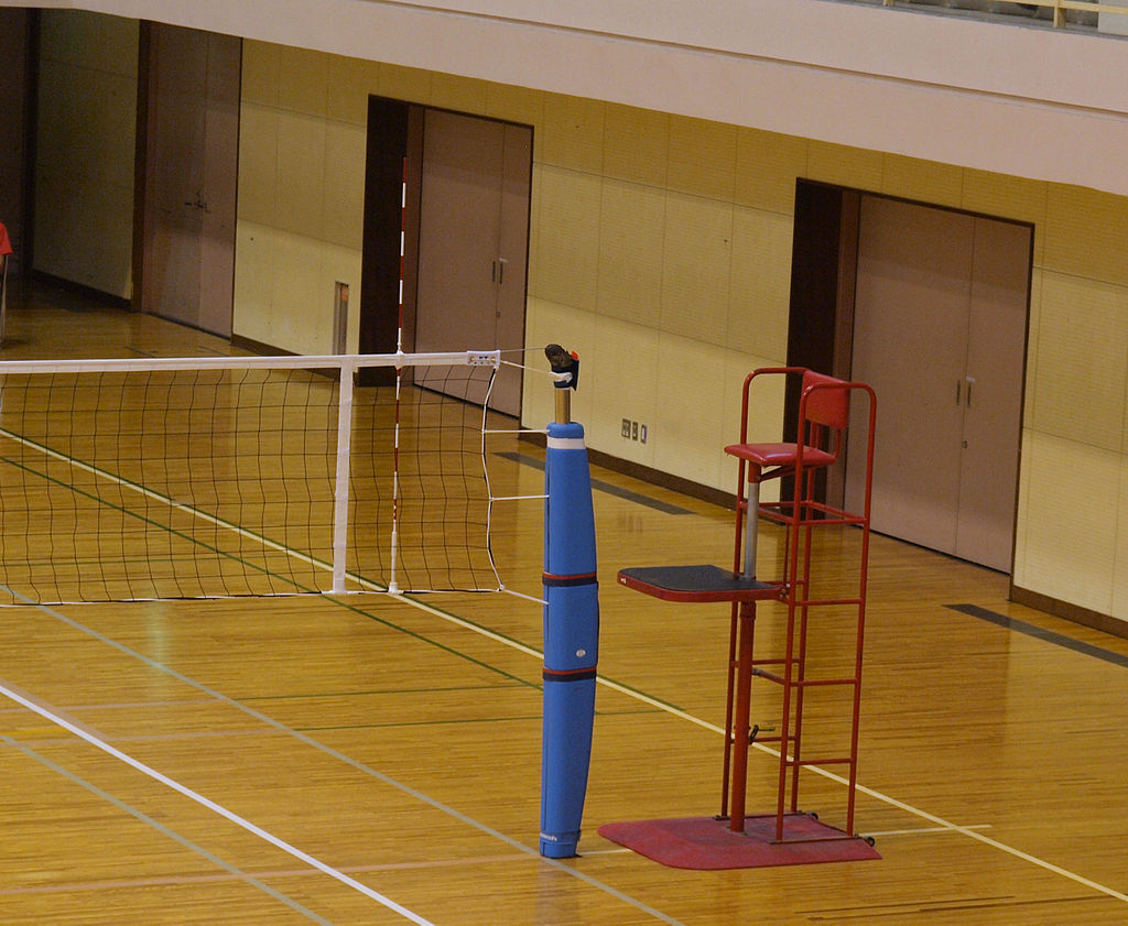 The height of the net is measured from the center of the playing court. Above the two sidelines, the net height has to be exactly the same and "can't exceed the official height by more than 2 cm (3/4").(photo by Chiba Ryo)